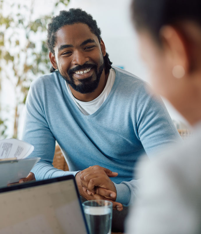 therapist discussing evaluation results with family